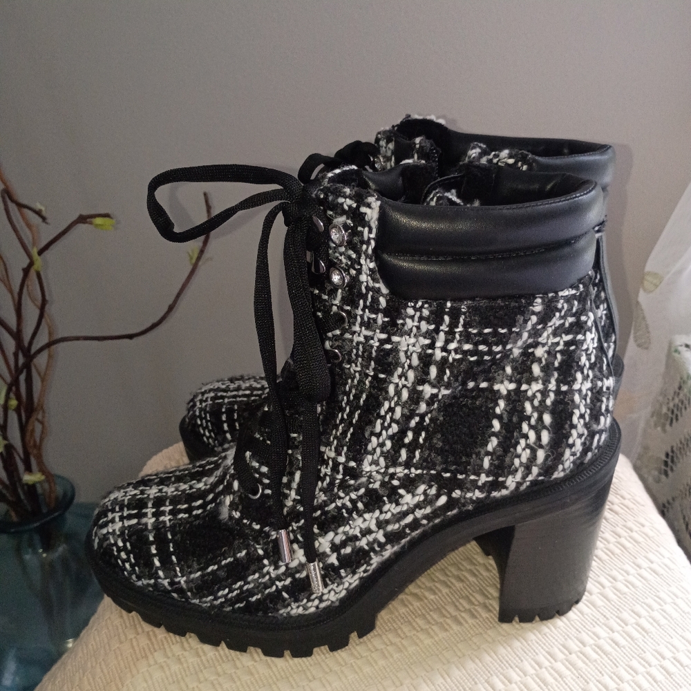 NWT.JLO Women's Black and White Plaid Tweed Ankle Boots Size 9.5 - Picture 2 of 7